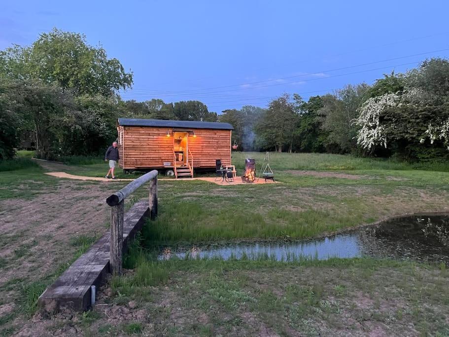 Mountbatten Shepherds Hut & Buckhurst Shepherds Hut Ashford  Buitenkant foto