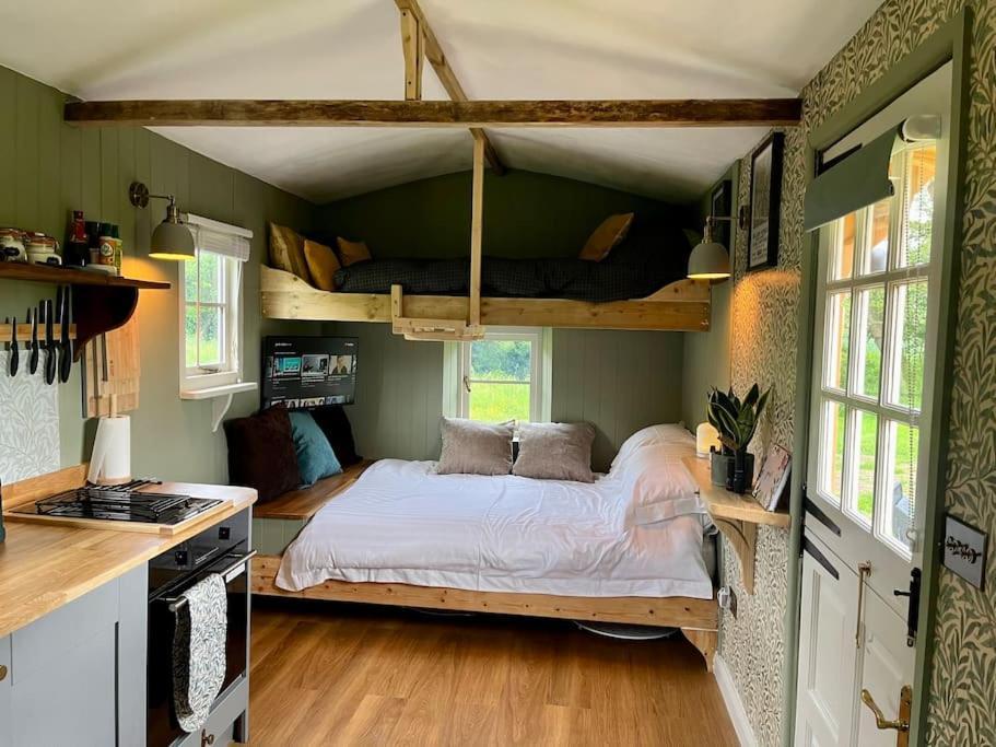 Mountbatten Shepherds Hut & Buckhurst Shepherds Hut Ashford  Buitenkant foto