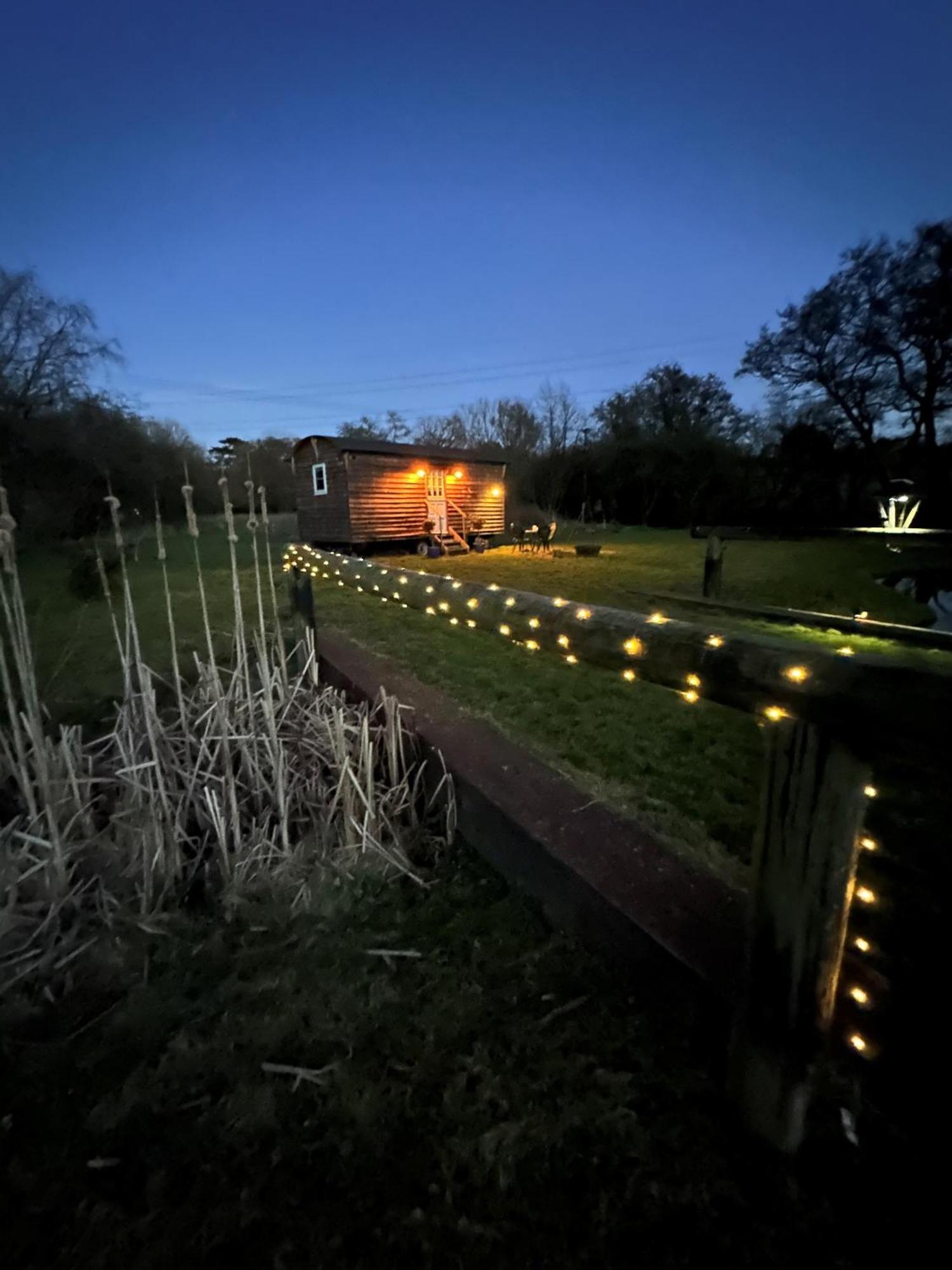 Mountbatten Shepherds Hut & Buckhurst Shepherds Hut Ashford  Buitenkant foto