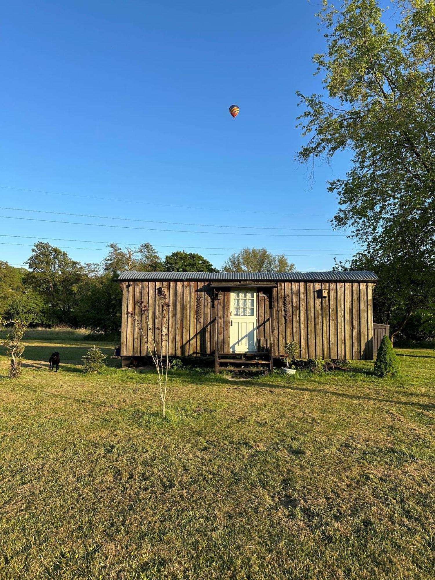 Mountbatten Shepherds Hut & Buckhurst Shepherds Hut Ashford  Buitenkant foto